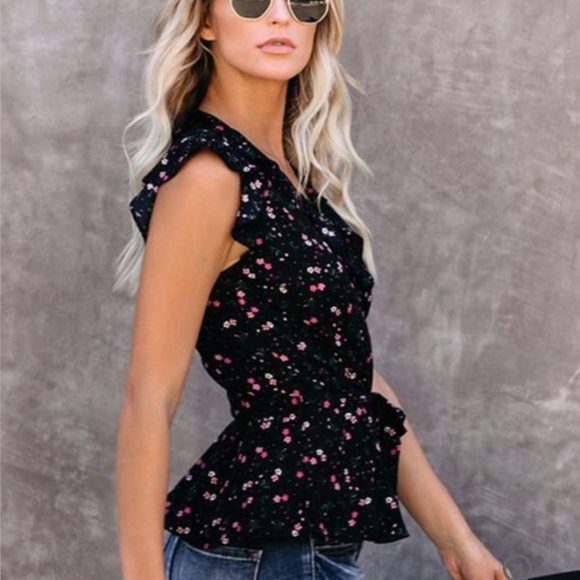 🍁New boutique flutter sleeve faux wrap top - Picture 2 of 13